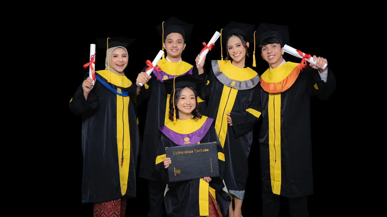 Potret kebahagiaan wisudawan Universitas Terbuka Salut Kediri Pamenang