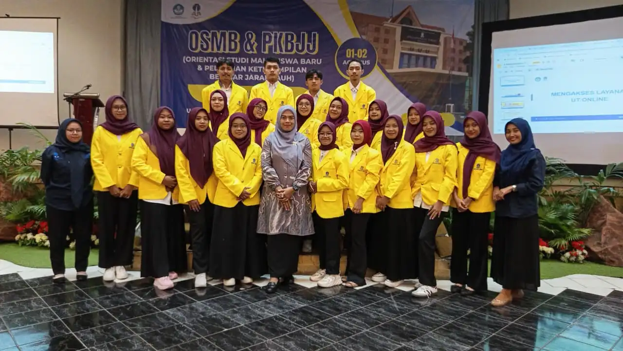 Foto bersama mahasiswa baru Universitas Terbuka Salut Kediri Pamenang
